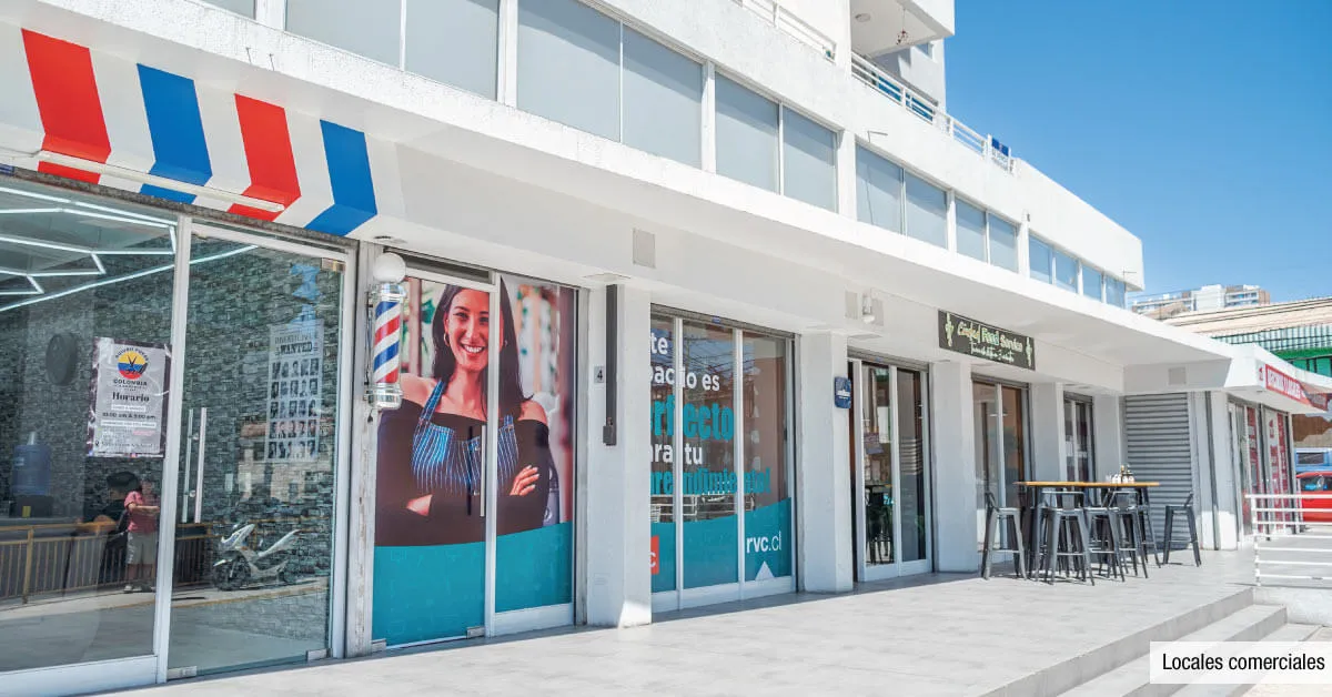 Corredor comercial del Edificio Lynch con barbería, vitrinas y cafetería
