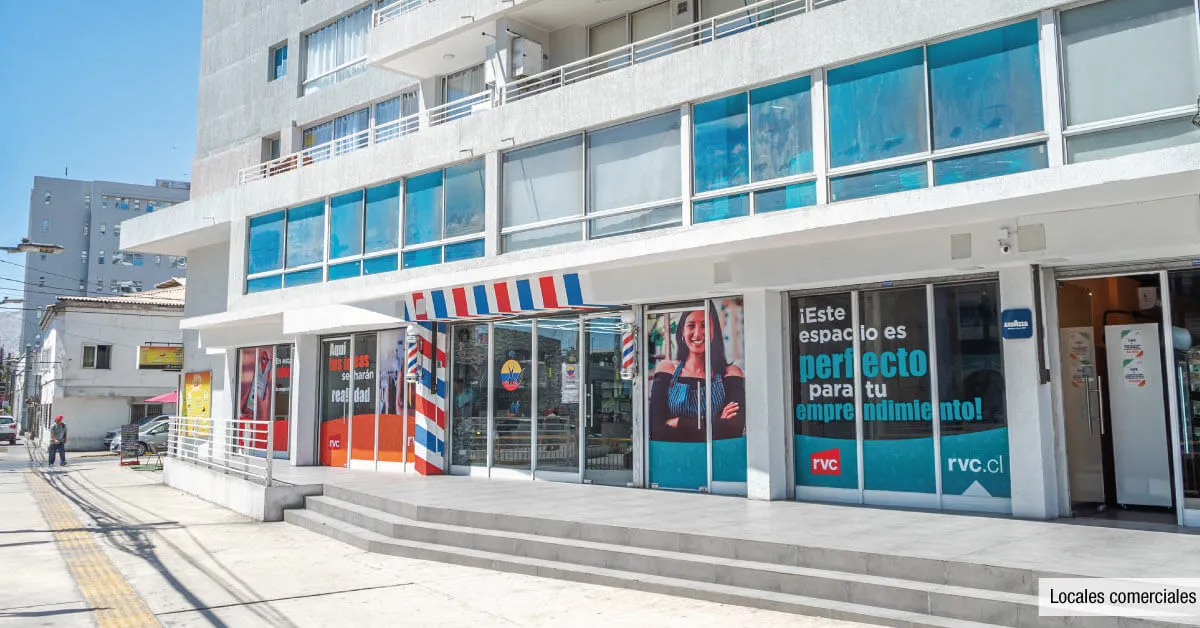 Fachada de los locales comerciales del Edificio Lynch en el centro de Iquique